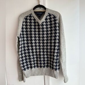 Tommy Hilfiger LambsWool Houndstooth V-Neck Sweater in Navy and Gray Size M